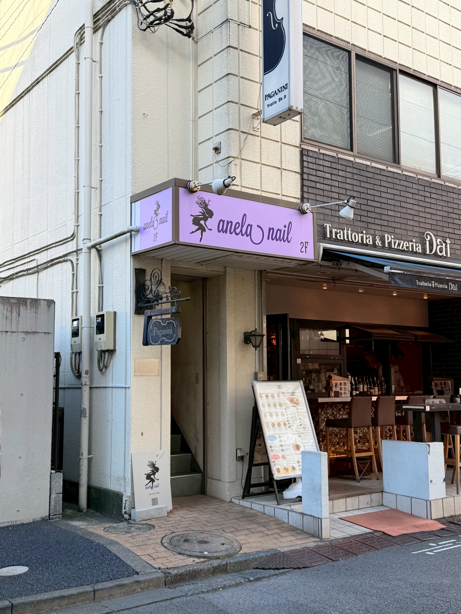 anela nail の外観と看板